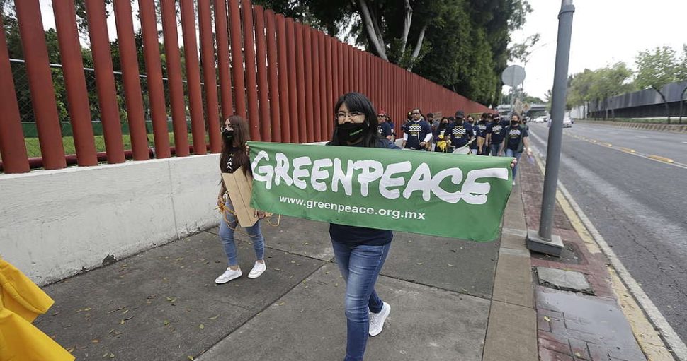 Protestan afuera de la Cámara de Diputados y Diputadas para exigir un México sin contaminación por plásticos